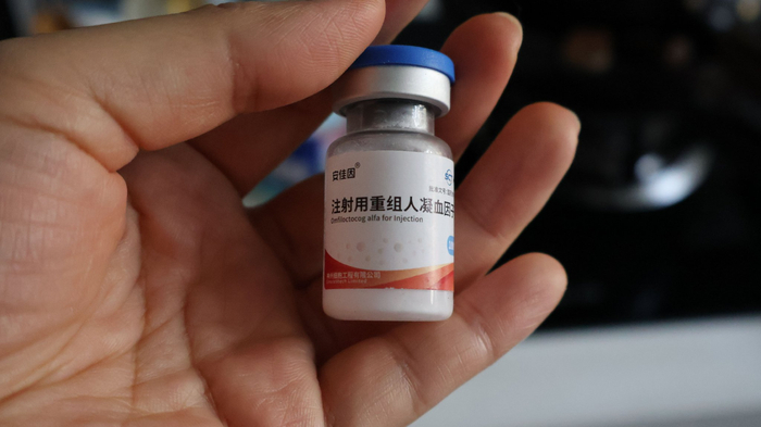 一位患者囤的安佳因，如今已过期大半年，他认为还能凑合用。新京报记者 黄依琳 摄 