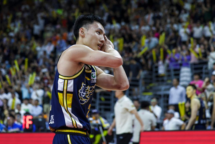 　4月11日，广东队球员徐杰在比赛中庆祝。新华社发（郑家雄 摄）