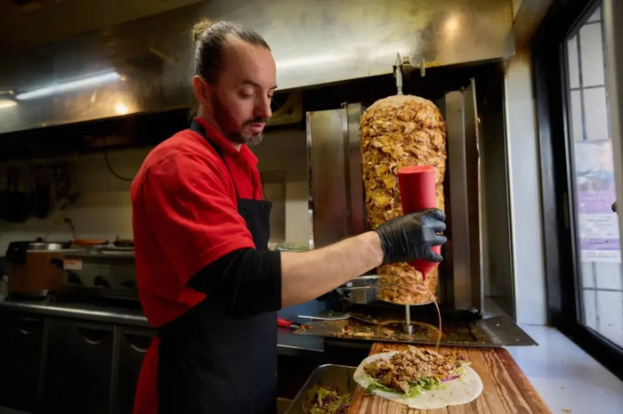 库尔德人在日本开设的库尔德风味餐厅。（图片来源：《泰晤士报》）