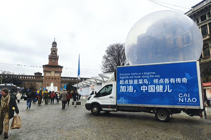 图：菜鸟运送车