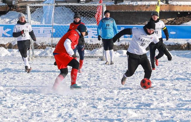 球员参加“冰超”·第三届上合组织雪地足球赛中国区选拔赛暨伊春首届雪地足球超级联赛。新华社发（李佳星摄）