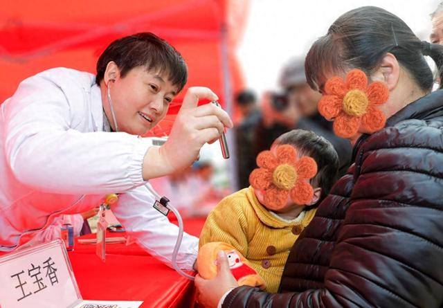 武汉儿童医院消化内科主任医师王宝香在义诊。受访者供图。