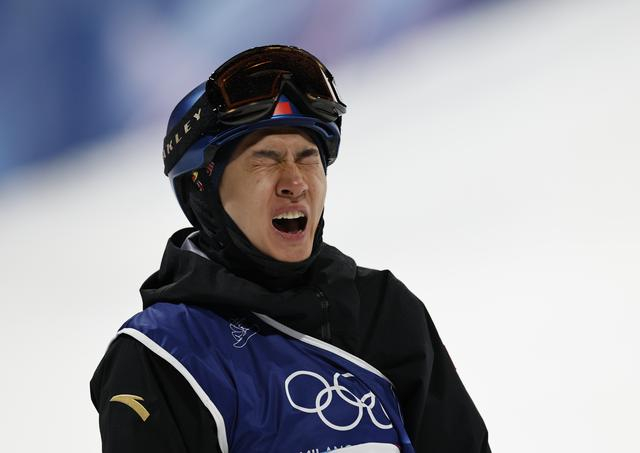 ↑苏翊鸣完成第三轮动作后。新华社记者王鹏摄