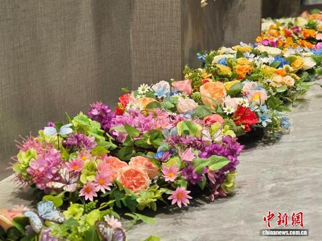 图为深受海外市场欢迎的节庆仿真花环。 张楠 摄