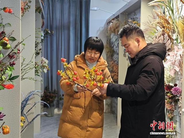 图为深受顾客欢迎的“柿柿如意”仿真花。 张楠 摄