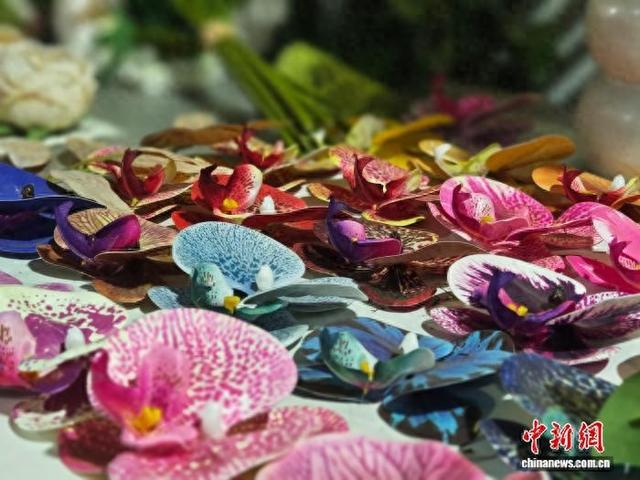 图为郝寨镇生产的仿真花。 张楠 摄