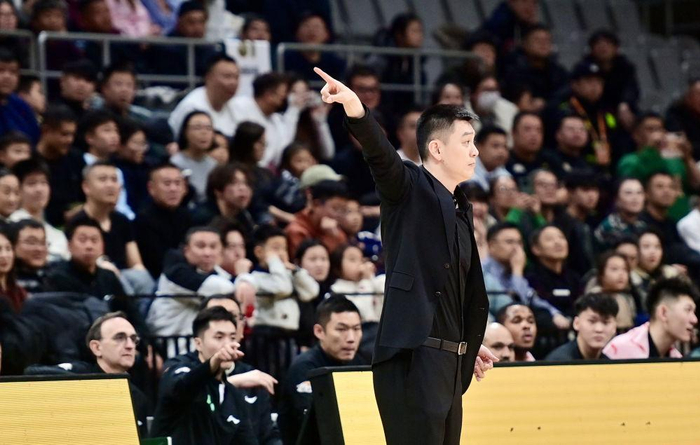 1月13日，杨鸣在场边指导比赛。新华社记者 吴青昊 摄