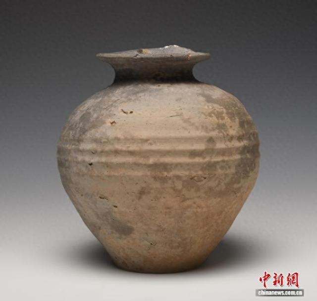 图为出土的陶罐。陕西省考古研究院供图