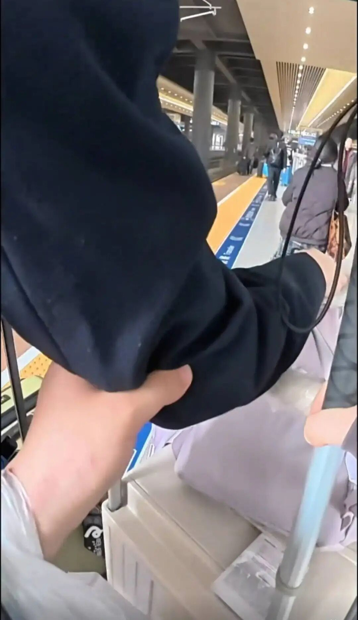 火车站里的工作人员引导李怡瑾上车