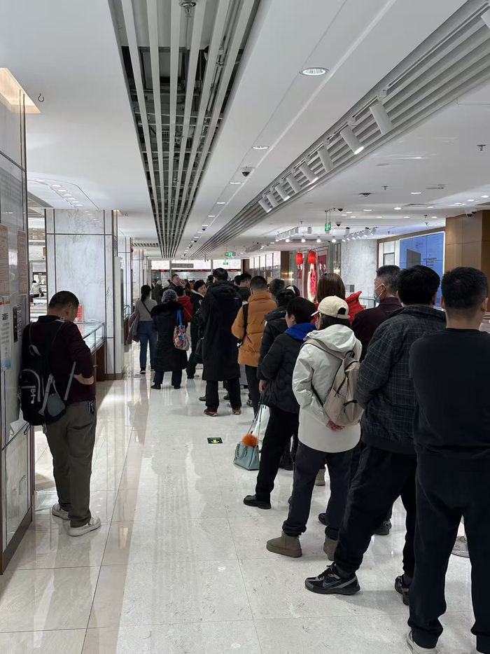 在菜市口百货三楼，回购黄金的人排起长队（界面新闻记者 安震拍摄）