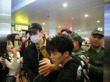 吴世勋朴灿烈越南机场被挤 护照信息被泄露