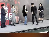 白鹿王星越李佩仪主演的唐宫奇案首映礼现场玩游戏