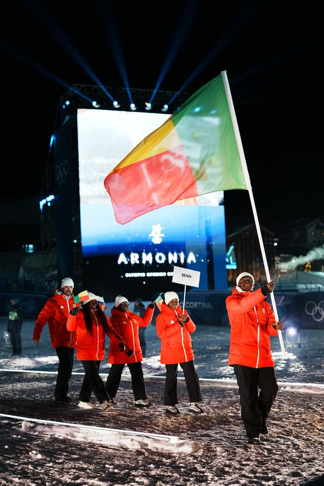  2月6日，贝宁体育代表团参加入场仪式，他们将派出一人参加男子高山滑雪的比赛。新华社记者 胡超 摄