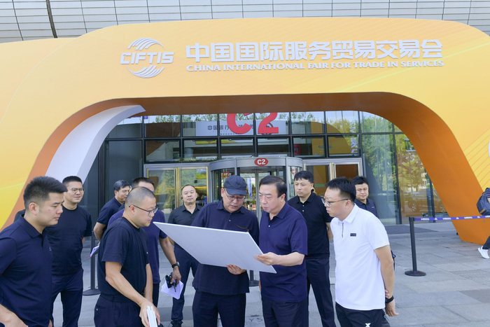 2023年8月28日，董亦军（前排右二）在中国国际服务贸易交易会现场对交通服务保障工作进行现场踏勘。北京市公安局供图