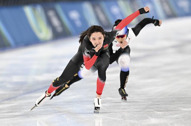 2月5日，中国速度滑冰运动员韩梅（前）和日本速度滑冰运动员高木美帆在训练中。 新华社记者 武巍 摄