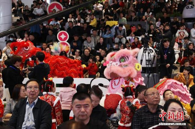 图为开幕式现场舞狮表演。中新社记者 于晶 摄