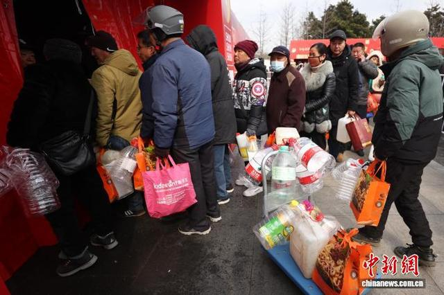 2月7日，江苏镇江，众多市民在老字号企业设立的酱油供应点排队打酱油。中新社记者 泱波 摄