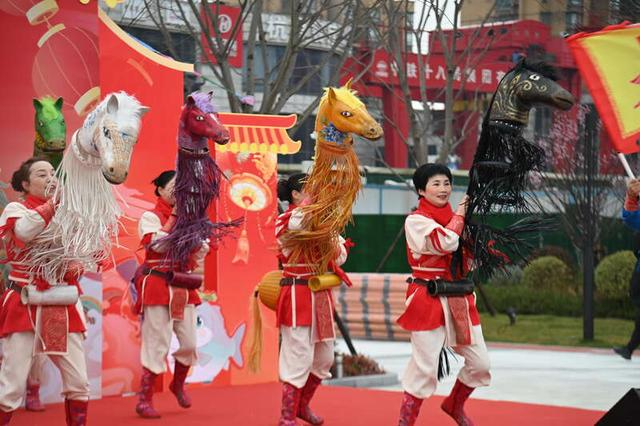 “⾼头⽵马”迎新春。中青报·中青网记者 李剑平/摄