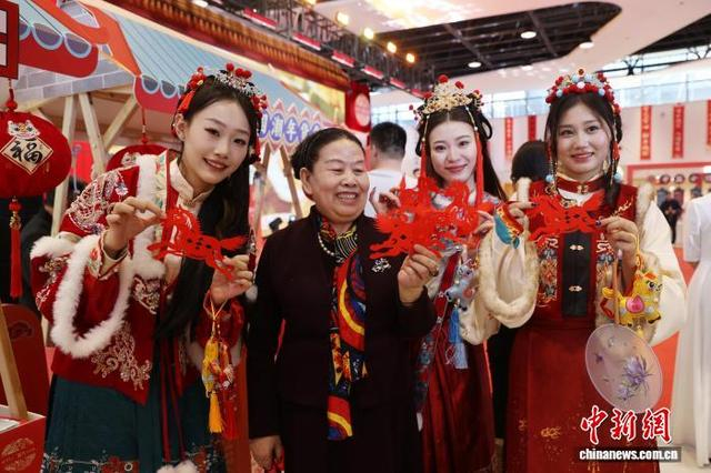 图为国家级非物质文化遗产剪纸项目代表性传承人伏兆娥现场进行马年剪纸。中新社记者 于晶 摄