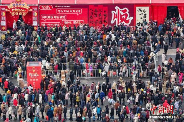 2月7日，江苏镇江，众多市民在老字号企业设立的酱油供应点排队打酱油。中新社记者 泱波 摄