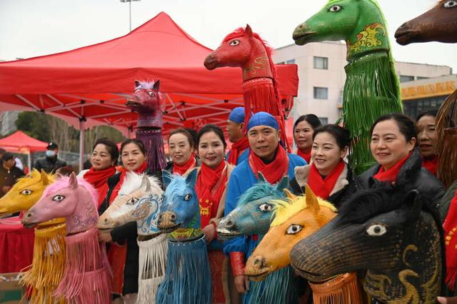 “⾼头⽵马”表演者。中青报·中青网记者 李剑平/摄