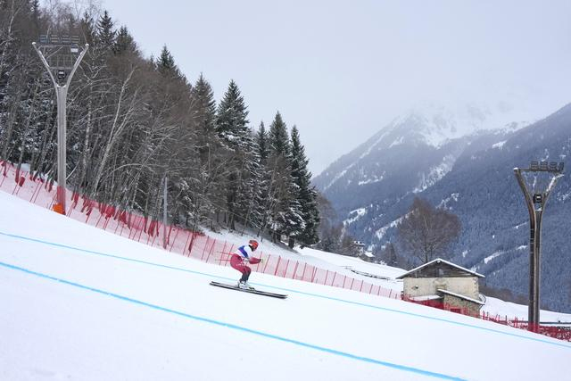  2月4日，米兰冬奥会高山滑雪男子滑降官方训练举行。新华社记者 胡虎虎 摄