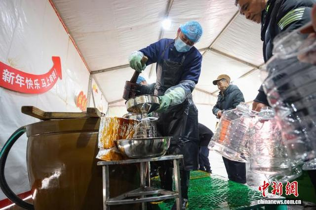 2月7日，江苏镇江，老字号企业设立的酱油供应点工作人员为市民打酱油。中新社记者 泱波 摄 