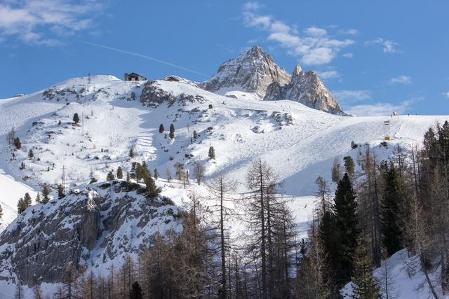  图为意大利科尔蒂纳丹佩佐的一处高山滑雪场。新华社记者 刘咏秋 摄