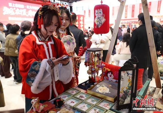 图为市民在挑选非遗文创。中新社记者 于晶 摄
