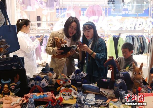 图为市民在挑选扎染物品。中新社记者 于晶 摄