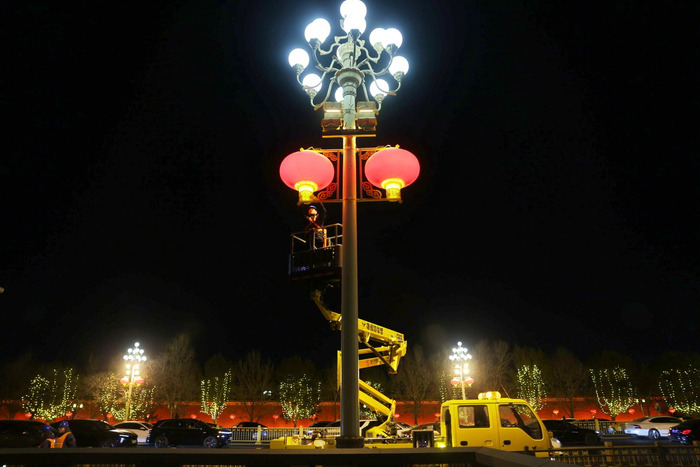 2月6日晚，长安街沿线春节景观灯饰全部点亮。新京报记者 李木易 摄