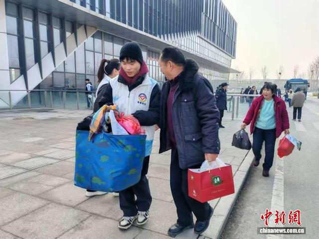 “青鸟计划”返乡大学生志愿者在郓城县客运站进行志愿服务。郓城县委宣传部供图