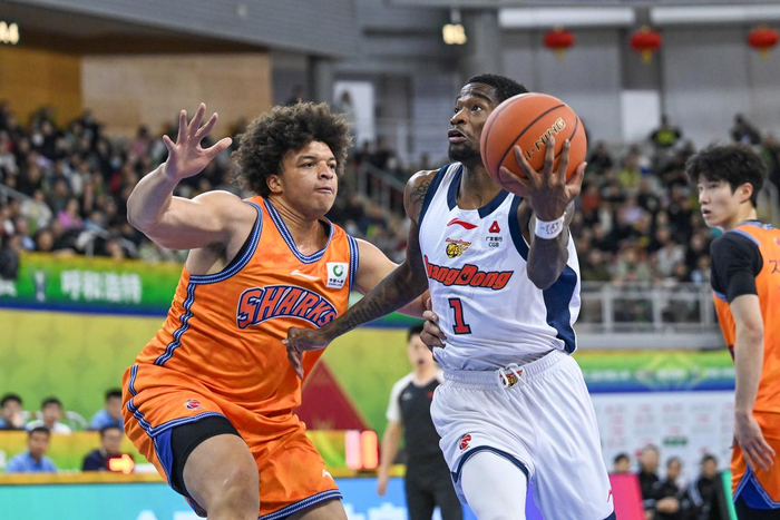 2月6日，上海久事队球员洛夫顿（前左）在比赛中防守广东东阳光队球员萨姆纳（前右）。新华社记者 贝赫 摄