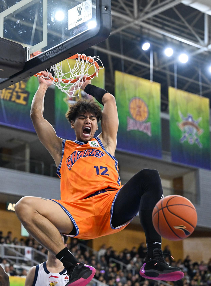 2月6日，上海久事队球员马典成在比赛中扣篮得分。新华社记者 贝赫 摄