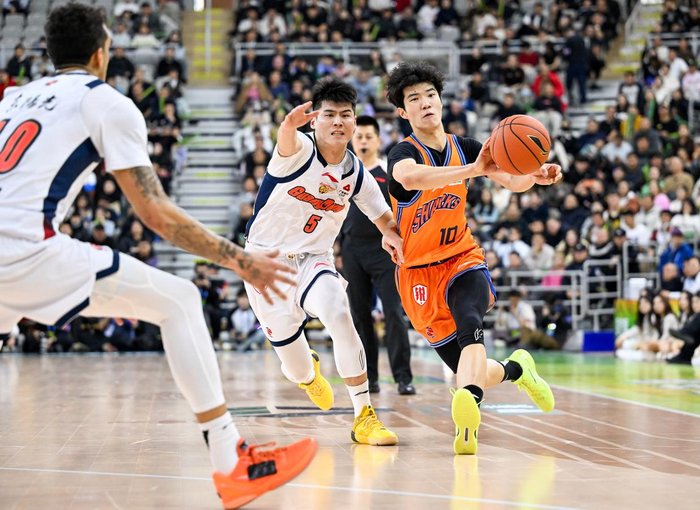 2月6日，上海久事队球员偰李永炜（右一）在比赛中传球。新华社记者 贝赫 摄