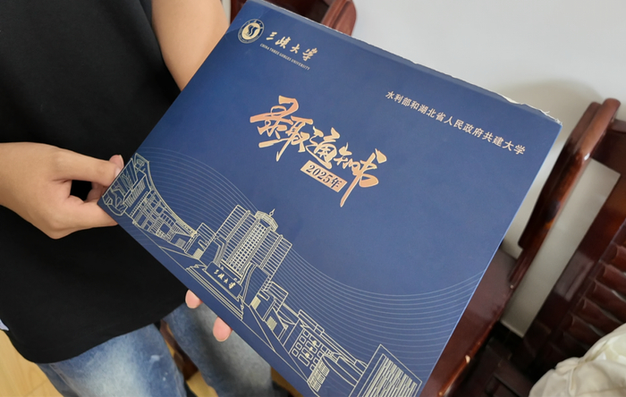 学生熊梓龙向资助者展示三峡大学录取通知书。学校供图