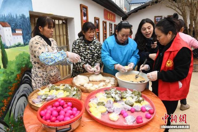图为多睦村村民制作特色美食。林浩 摄