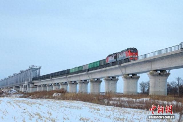 俄方列车通过中俄同江铁路大桥。 李兴海 摄
