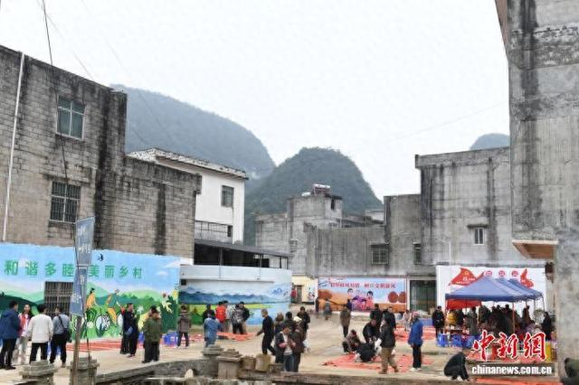 图为多睦村村民们举办迎新春活动。林浩 摄