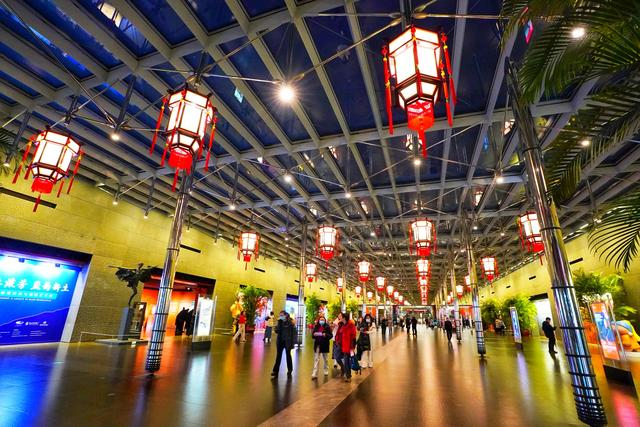 国家大剧院北水廊下的宫灯。北京日报客户端记者 方非摄