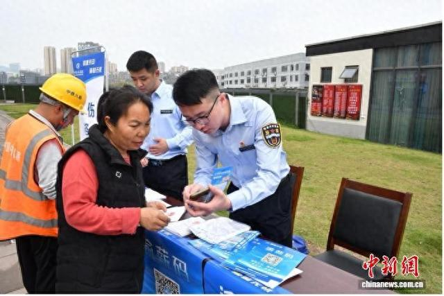 图为重庆有关部门深入企业向劳动者开展普法宣传。重庆人社供图