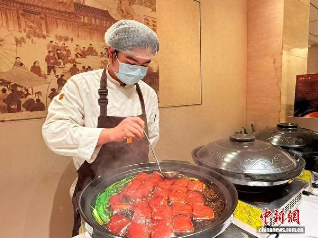 2月5日，在杭州知味观总店，厨师正在精心烹饪“东坡肉”，这道菜也是往年春节期间最受欢迎的菜品。奚金燕 摄