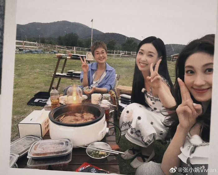 张小婉、管乐、张泉灵合照 图据节目组