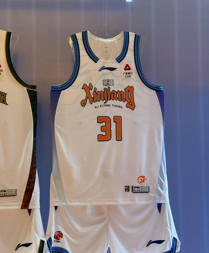 三款球衣轮换出场