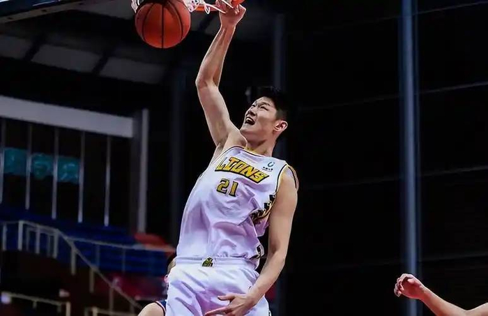 胡金秋的职业生涯诠释了“从棉田到MVP”的硬汉传奇，其家国情怀与职业态度已成为中国篮球的标杆。