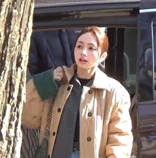  台上的明星们纷纷光芒四射，而台下的技术团队则默默地为这场盛宴提供技术支持。今年的春晚舞台上，隐藏着一匹虚拟的骏马。它并不是普通的动画，而是通过AR和XR技术打造出的视觉焦点，镶嵌着苗族银饰和羌绣的纹理，奔跑时散发着流光溢彩。演员手腕上戴着特制的传感环，动作一旦完成，虚拟的骏马便能在0.3秒内同步反应。舞台的机械装置更是能够在十秒内变换六种形态，AI系统根据节目的节奏，实时调整上千盏灯光的色调。每一秒钟的和谐背后，都离不开精准的计算和协调。 节目创意在技术的加持下，展现出了更为丰富的层次。一个名为《贺花神》的歌咏创意秀，用AI技术生成了一月不同的花景。梅花、杏花……虚拟影像与实景的舞台完美结合，真正做到了一月一人一景。而另一场舞蹈《丝路古韵》，则通过舞台将千年敦煌壁画中的人物带入现实，仿佛是从古老的石窟中翩然走出。 戏曲节目不再是传统意义上的你方唱罢我登场，京剧、评剧、越剧、粤剧、豫剧的经典名段被巧妙地拆分重组，老中青四代演员同台表演，既保留了传统的韵味，又展现了全新的节奏感。 今年的春晚不仅仅局限于北京主会场，四个分会场也同样