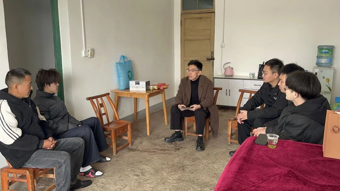 三峡大学家访团队与家长交流学生在校表现、未来职业规划。学校供图