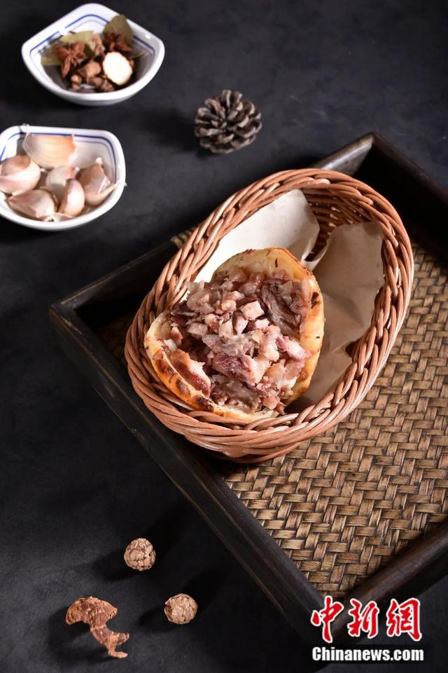 驴肉火烧。保定市文化广电和旅游局 供图