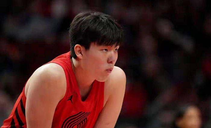 杨瀚森在CBA时期是青岛队的核心，场均能拿到20分10篮板的数据。 但NBA的节奏和强度完全不同，他需要从零开始学习。 开拓者曾安排老将乐福指导他，乐福本场比赛得到17分8助攻，他在更衣室里告诉杨瀚森：“耐心是关键，我新秀赛季也坐了半年板凳。 ”但乐福是首轮秀，球队愿意给他时间，而杨瀚森的合同保障程度低，每一个错误都可能影响未来。