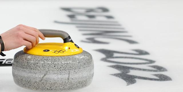 ↑2022年2月12日，中国队选手在比赛中掷壶。新华社记者 杨磊 摄